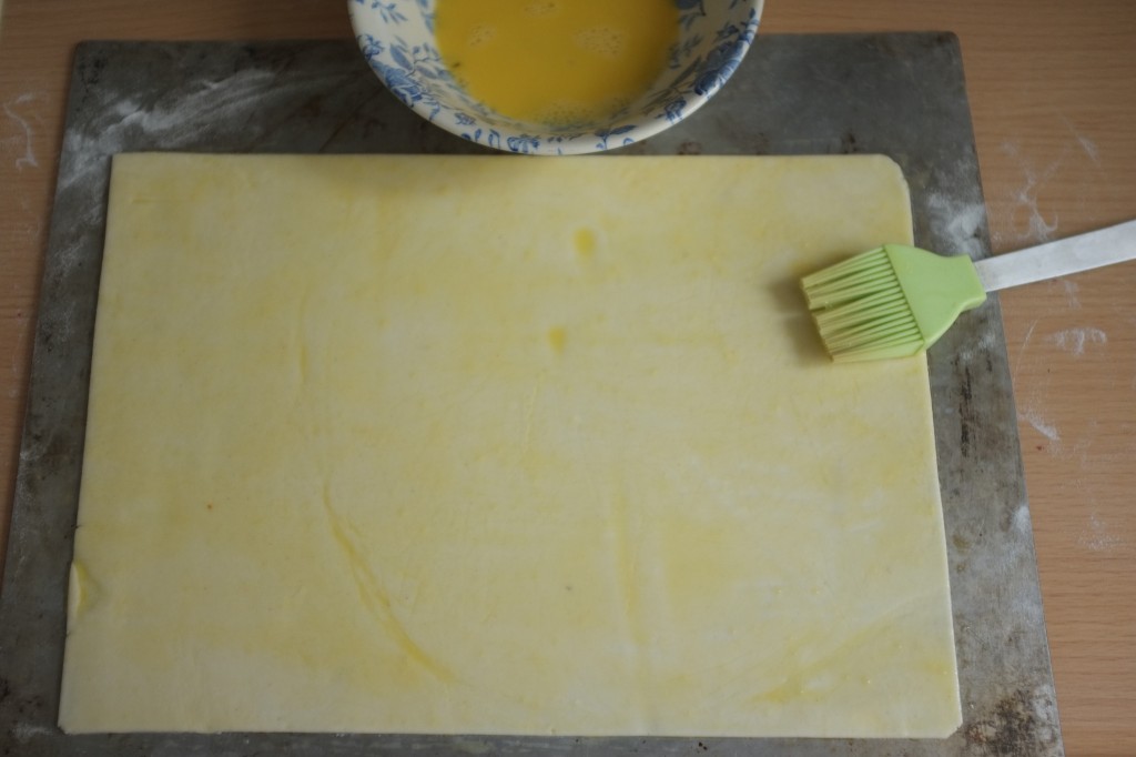 Le pâte feuilleté est badigeonnée d'un mélange oeuf et eau