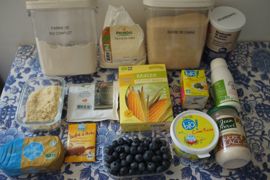 Les ingrédients pour le gâteau sablé bleu-blanc-rouge. Sur la photo, il manque les framboises...Désolée...