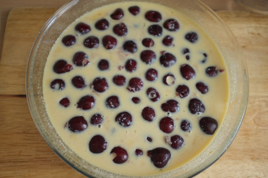 le clafoutis aux cerises avant d'être enfourné, le reste de la préparation est versé sur les cerises