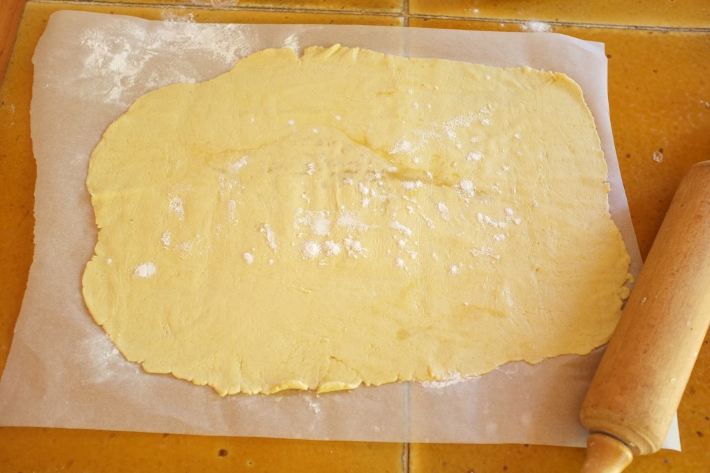 La pâte est étalée sur une feuille de papier cuisson saupoudrée de farine de riz