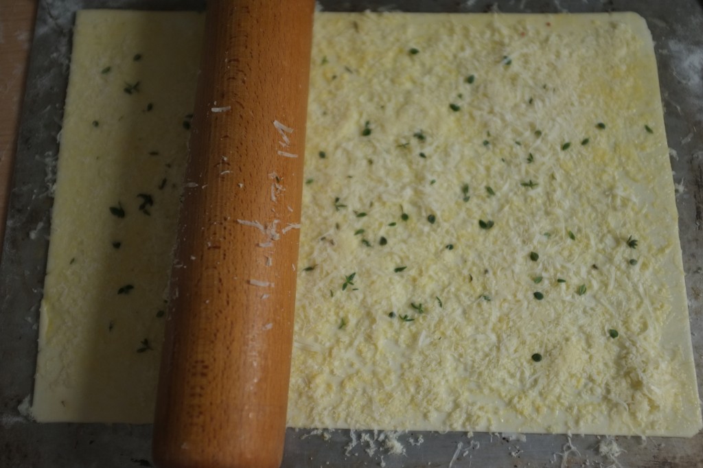 Le rouleau à patisserie permet de bien insérer les deux fromages dans la pâte