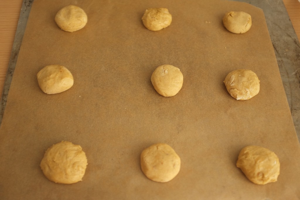 Les petits boules de pâte à cookies ne sont pas trop aplaties, car elles s'étalent à la cuisson.