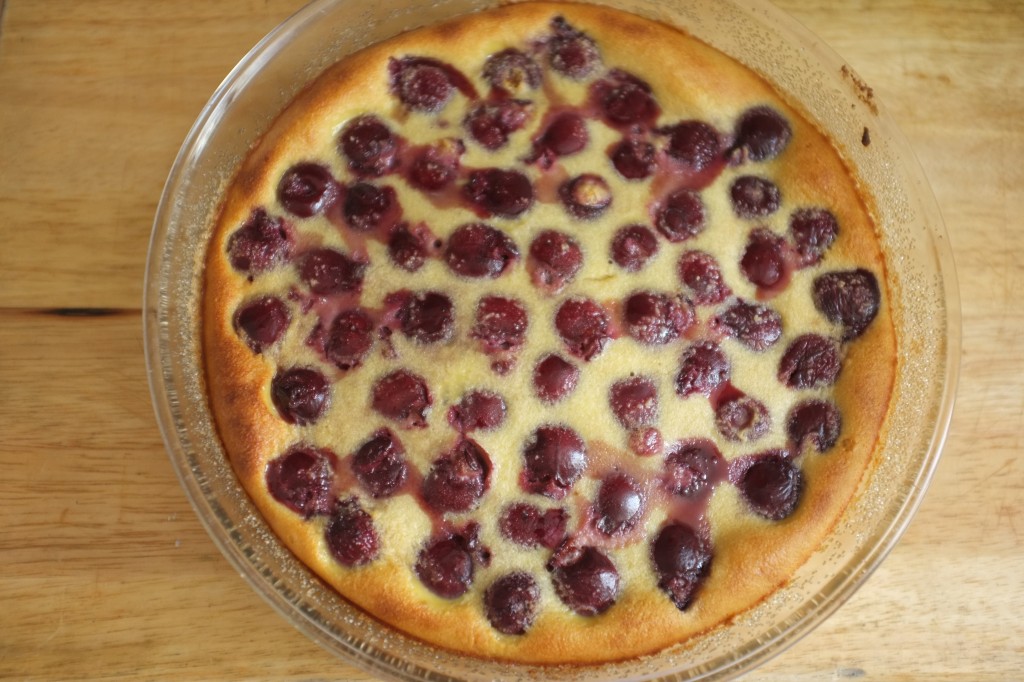 Le clafoutis aux cerises à la sortie du four