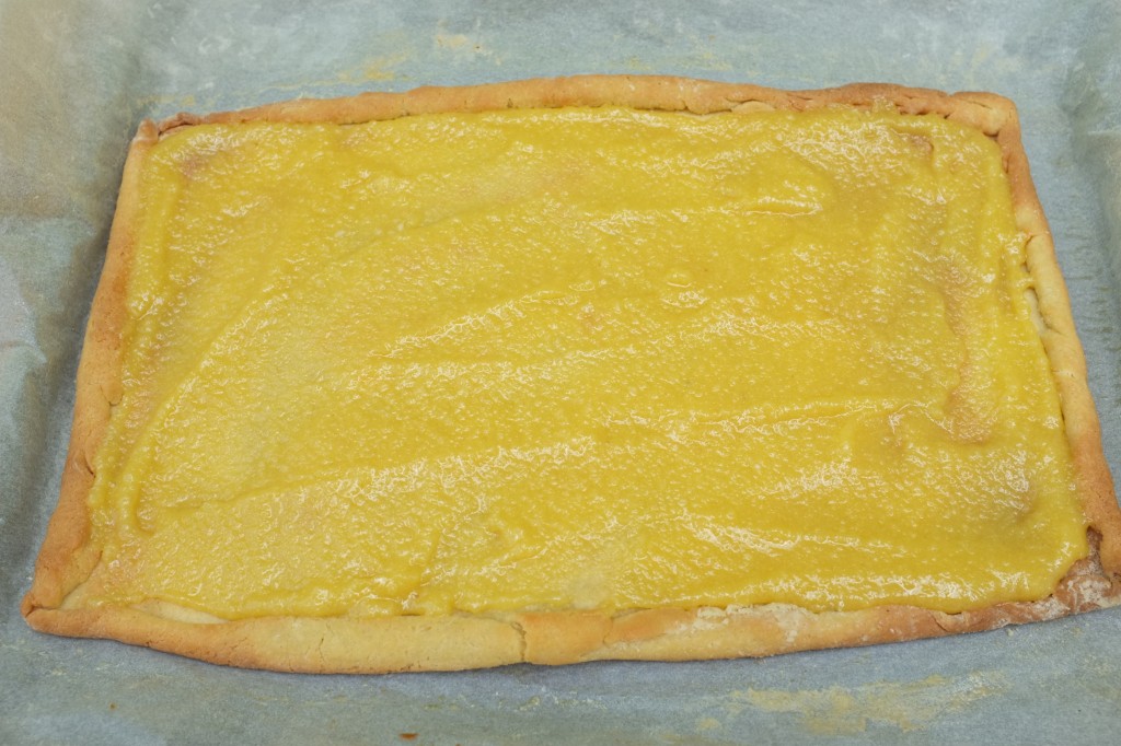 Le frangipane est appliquée sur la pâte précuite