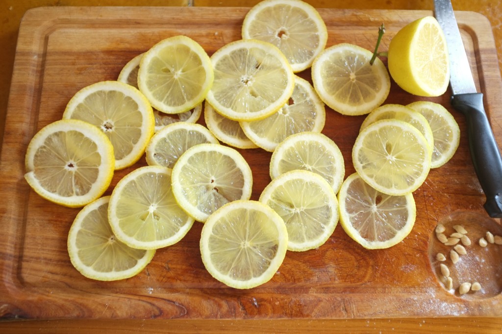 Les rondelles de citrons sont tranchées fines 