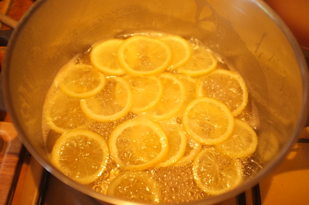 Les rondelles de citrons sont confits dans un sirop de sucre