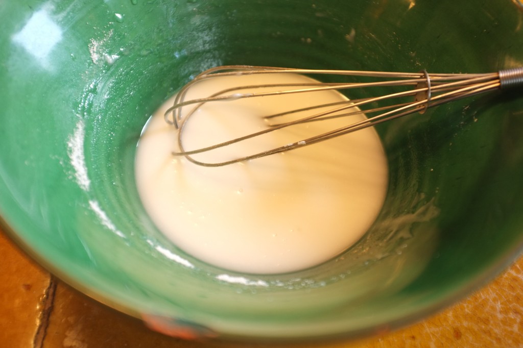 Le glaçage au sucre glace et jus de citron