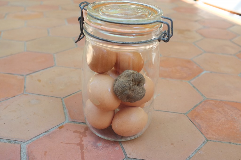 La truffe est enfermée dans un pot en verre hermétique avec les oeufs