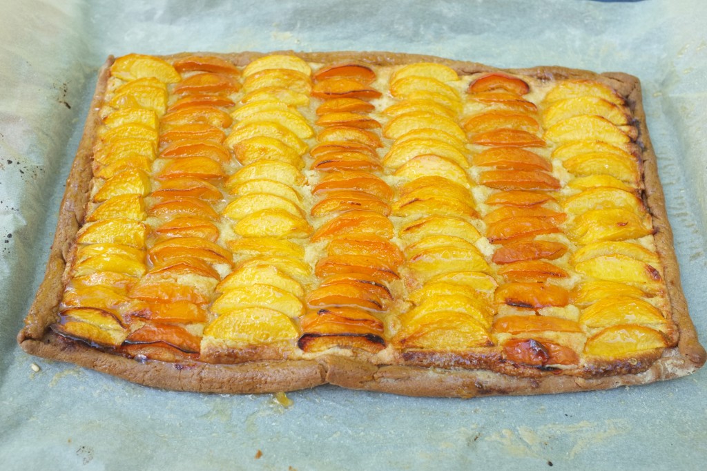 La tarte à la pêche et à l'abricot à la sortie du four