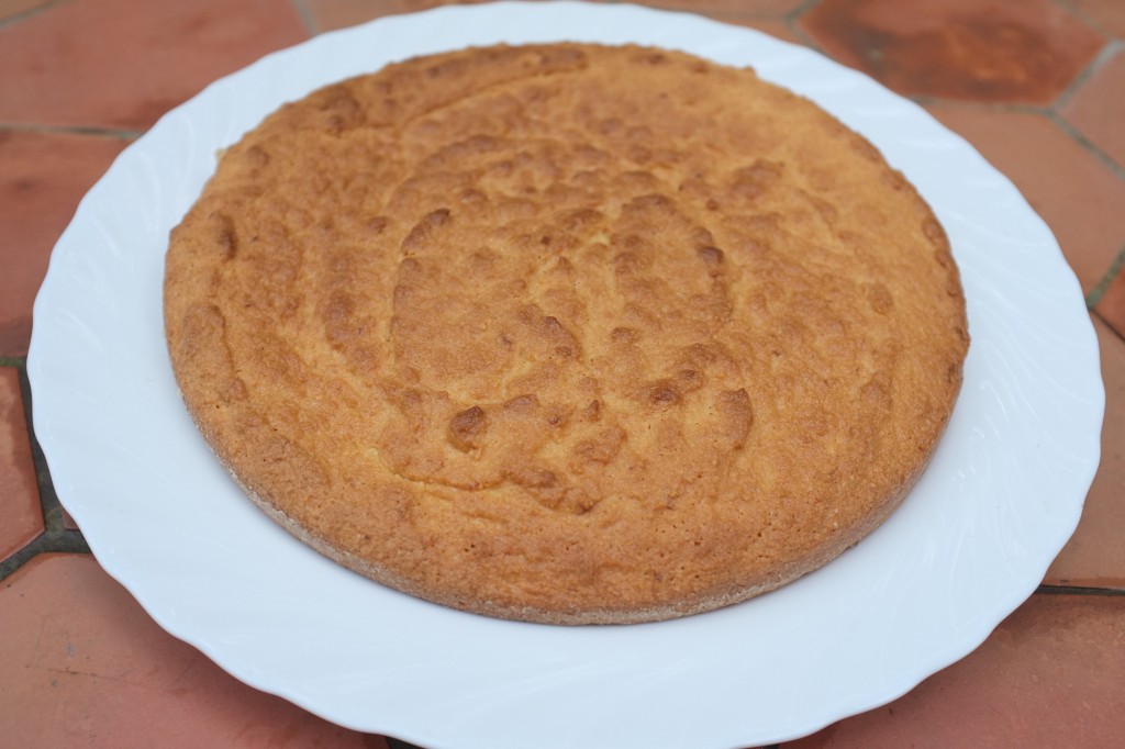 Le gâteau à l'amande refroidi avant d'être glacé