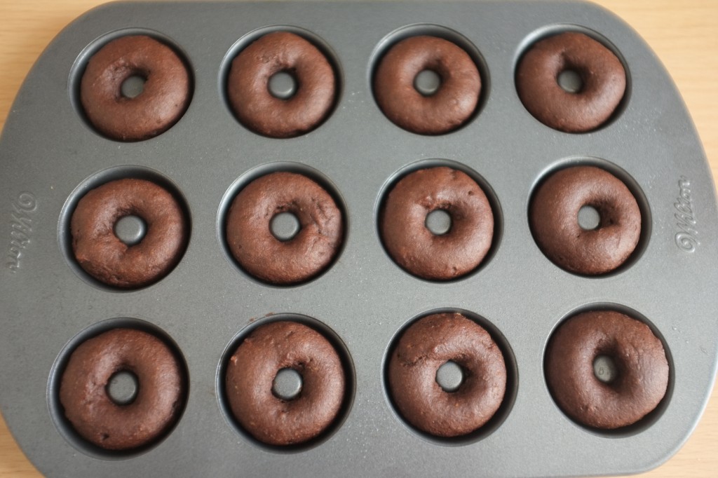 Les "donuts" au chocolat à la sortie du four