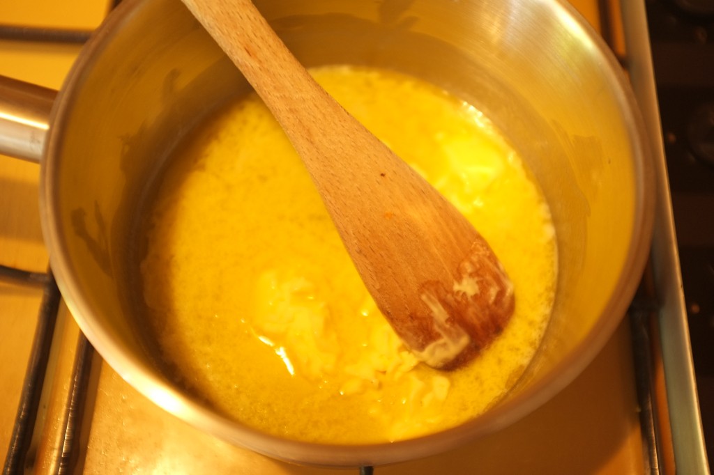 Le beurre est fondu puis refroidi