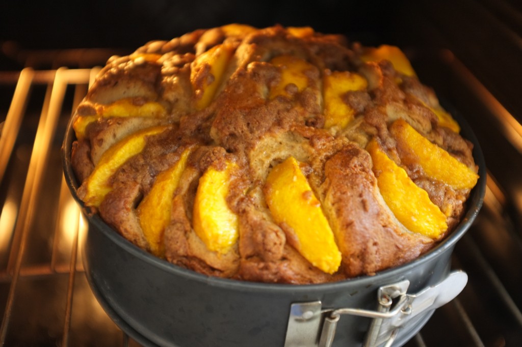 Je laisse reposer 15 mn le gâteau dans le four éteint, porte ouverte, à la fin de la cuisson.J'évite ainsi un chaud-froid qui ferai retomber ce beau gâteau...