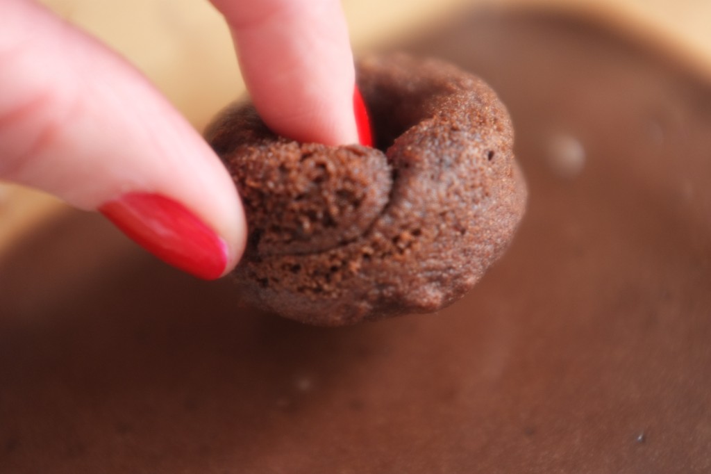 Le donut est trempé tête en bas dans le glaçage...