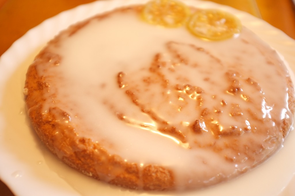 le gâteau à l'amande est recouvert d'un glaçage au citron