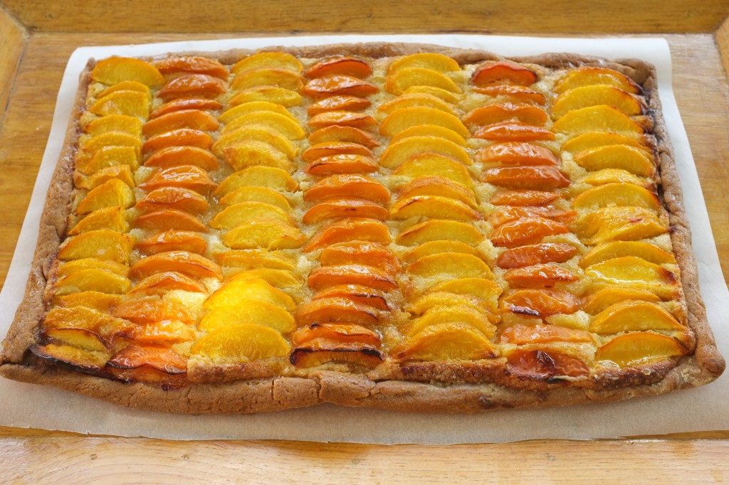 La tarte à la pêche et l'abricot prête pour le goûter