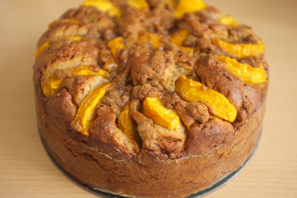 Le gâteau sans gluten à la pêche et cannelle à la sortie du four, après démoulage du moule clip.