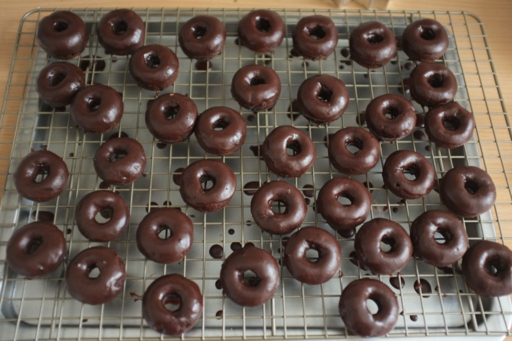 Les "donuts" au chocolat fraîchement glaçés sèchent...