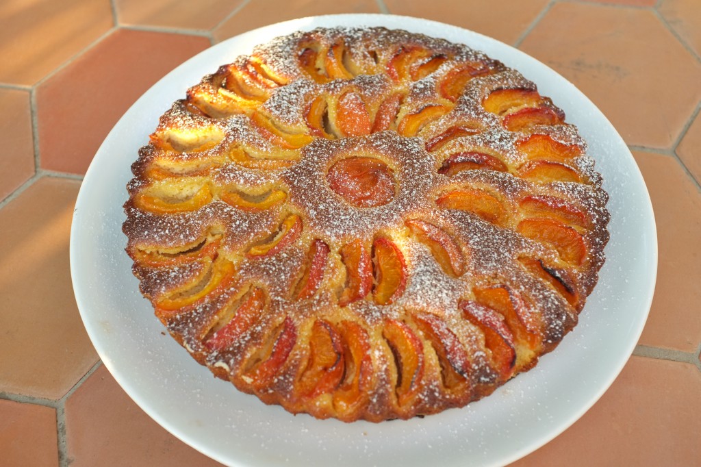 La tarte à l'abricot saupoudrée de sucre glace