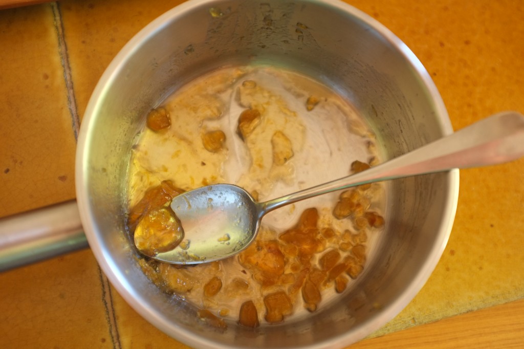 La liqueur de pêche et la marmelade sont chauffé pour faire le glaçage