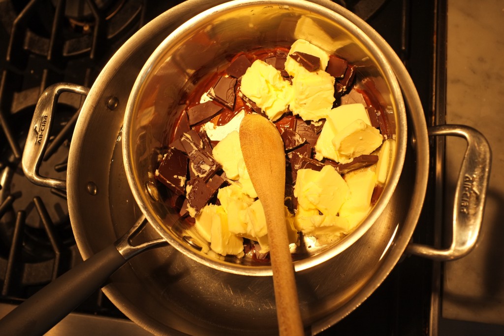 Le chocolat et le beurre fondent au bain marie
