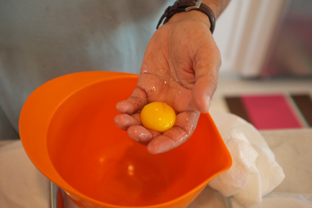 Le jaune d'oeuf, séparé des blancs