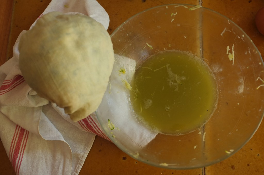 Les courgettes râpées sont essorées dans un torchon...et perde beaucoup d'eau!