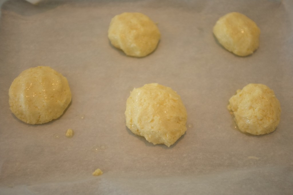 Les petits pains au fromage sont moulés à la main