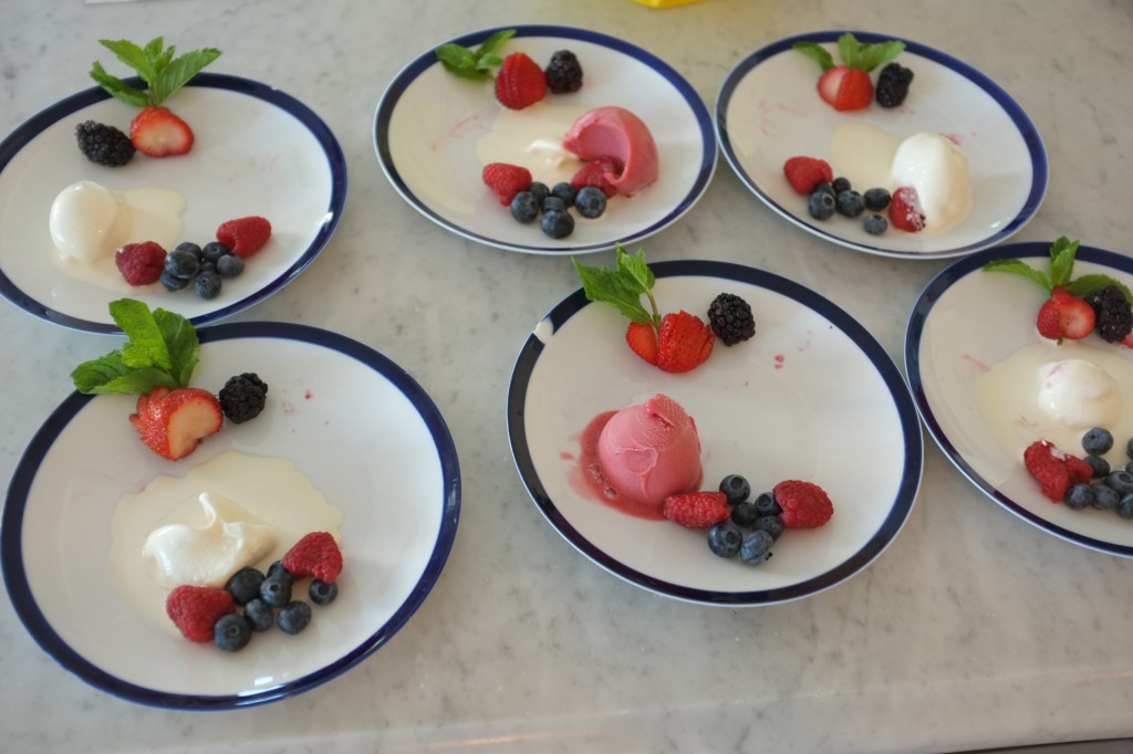 Les assiettes sont décorées de fruits et de glace pendant que les fondants cuisent au four