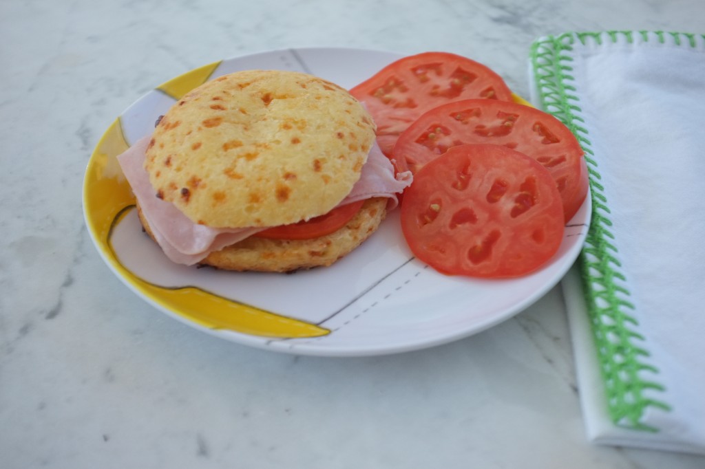 Le petit pain au fromage pour faire un sandwich