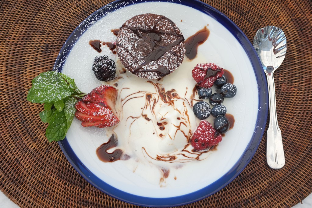 Le fondant au chocolat est saupoudré aussi de sucre glace