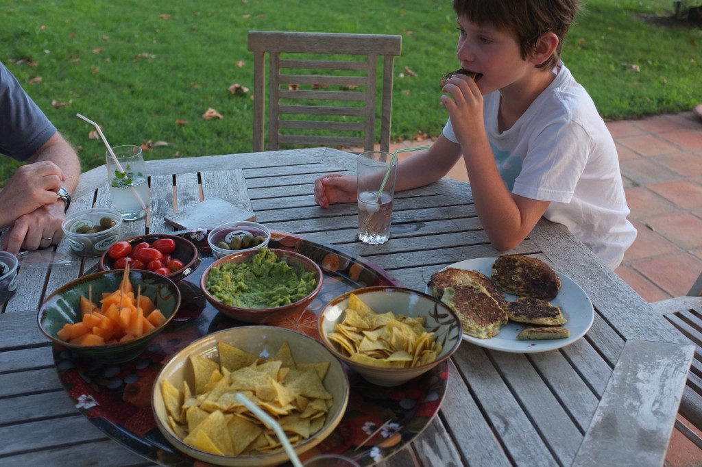 L'heure de l'apéro et des petites crêpes de courgettes pour les enfants...et les grands