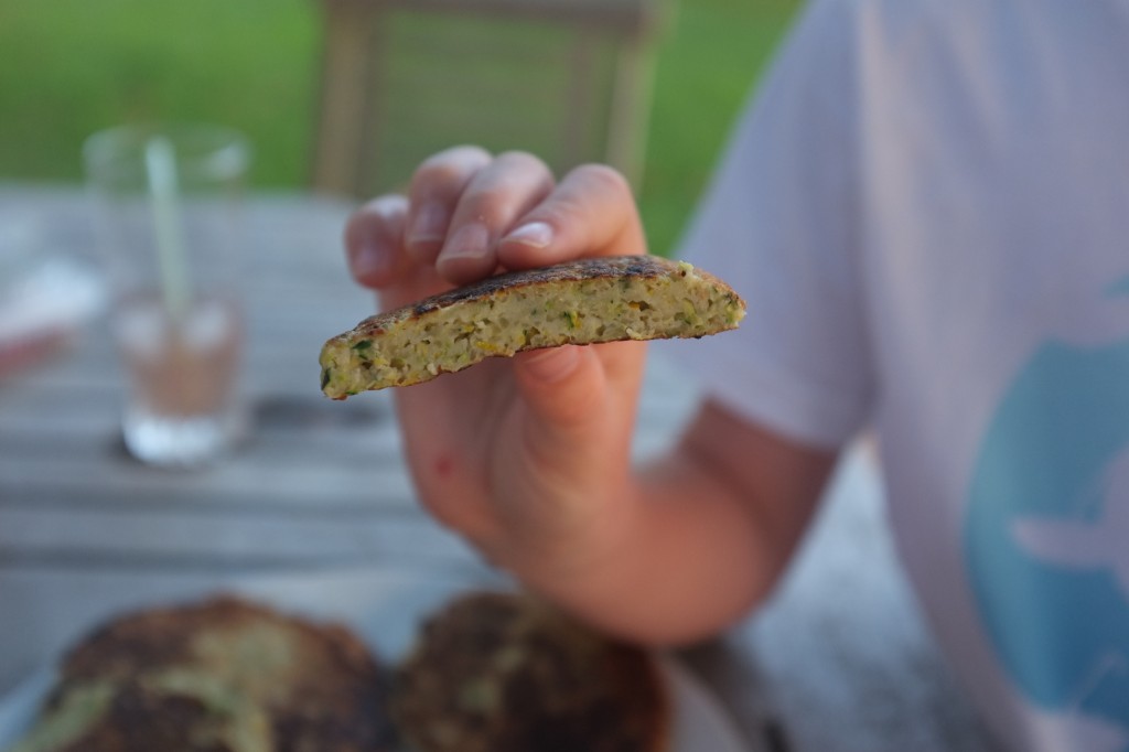 Les fines lamelles de courgette apparaissent dans la pâte