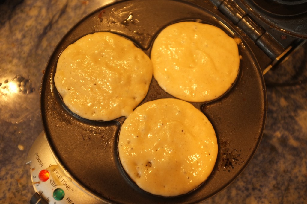 La pâte à gaufre dans les petits alvéoles brûlantes