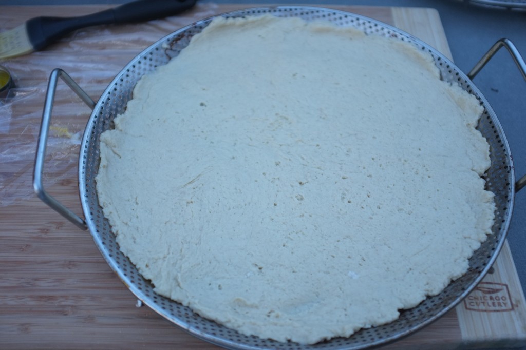 La pâte à pizza avant d'être enfournée pour la pré-cuisson de la pâte.