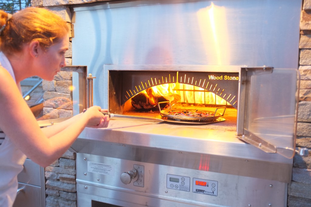 Le four est brûlant, pas simple de manipuler une pizza dans un moule.