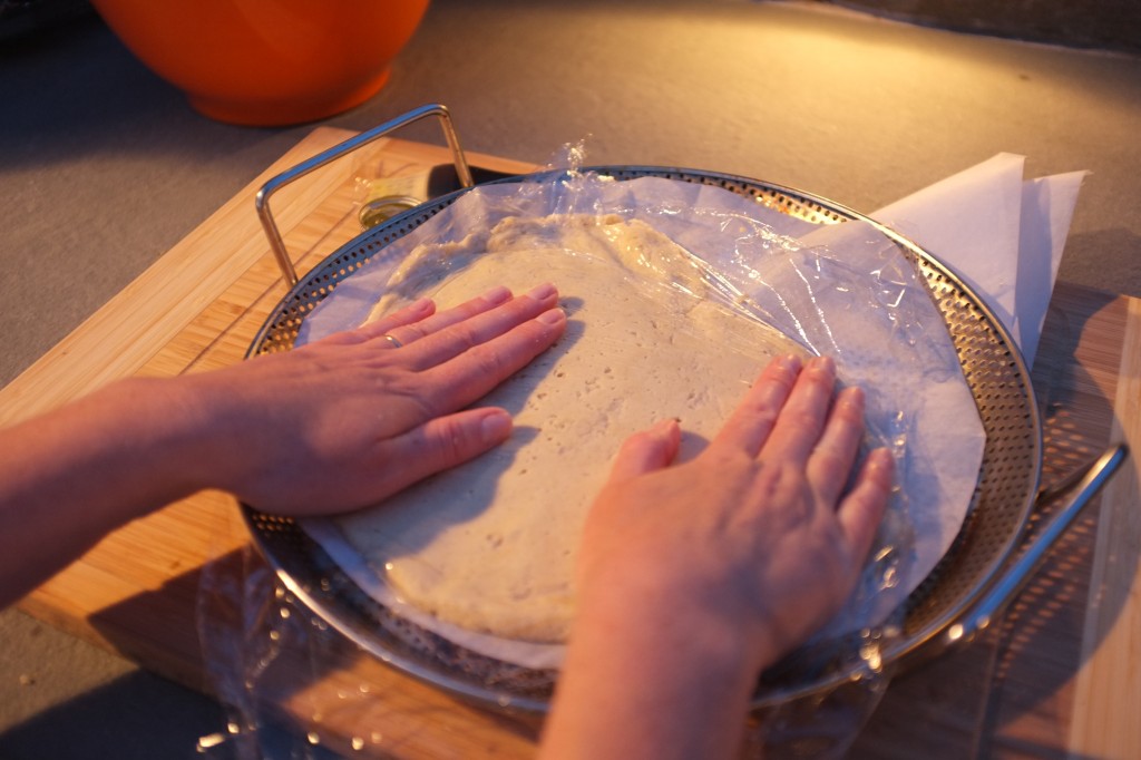 La pâte est difficile a étaler, j'utilise un film plastique pour m'aider à l'aplatir