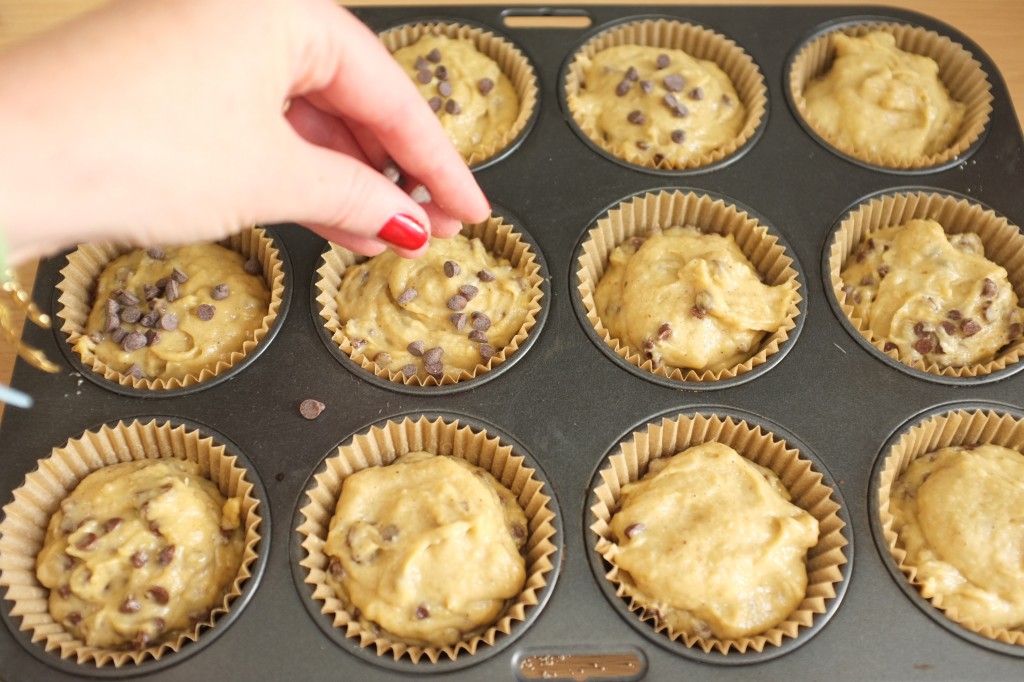 Les muffins sont décorées en plus décorés de pépites de chocolat sur le dessus 