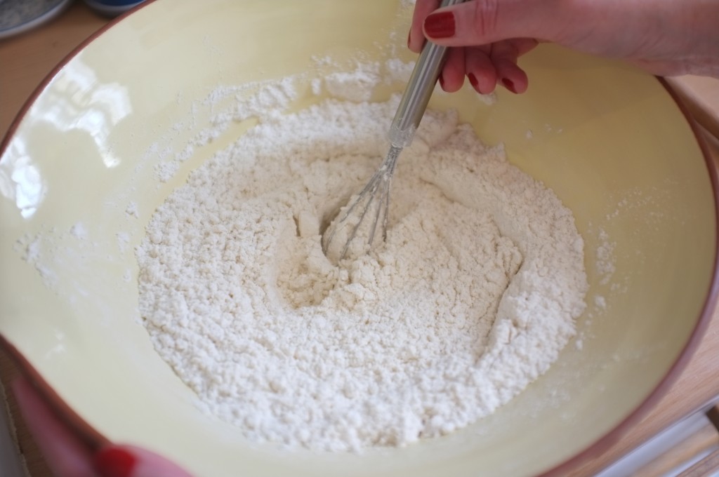 J'utilise un petit fouet à vinaigrette pour bien mélanger mes farines