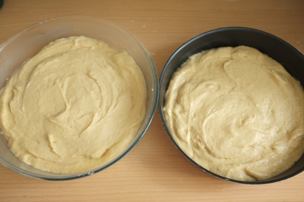 La pâte est divisée en part égale dans les deux moules