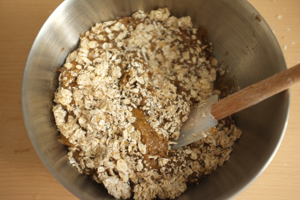 Les flocons d'avoine sont ajoutés à la pâte et mélangés à l'aide d'une spatule