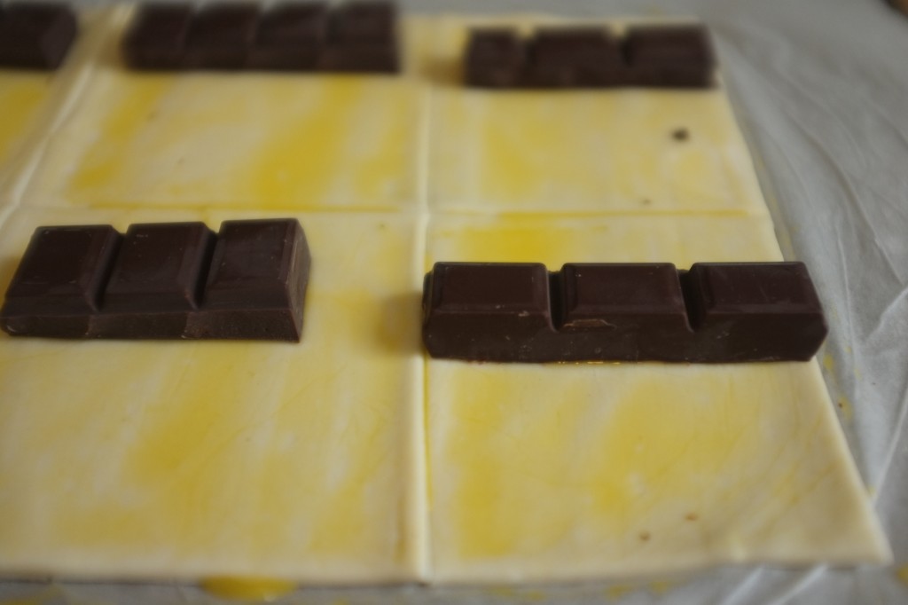 Une barre de chocolat est placée sur chaque petit rectangle
