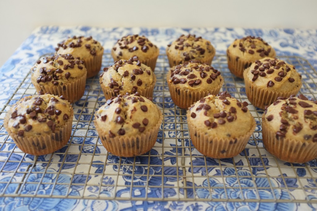 les muffins refroidissent sur une grille hors du moule pour ne pas devenir détrempés