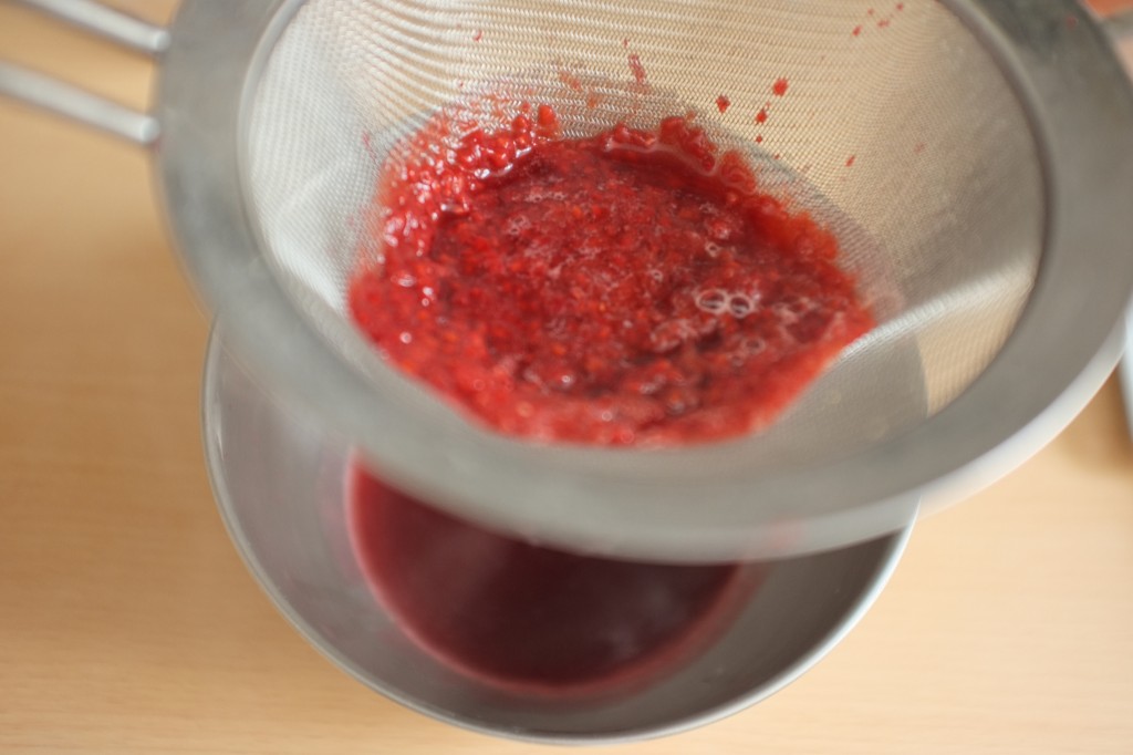 Je récupère les grains des framboises en les passant au "chinois" 