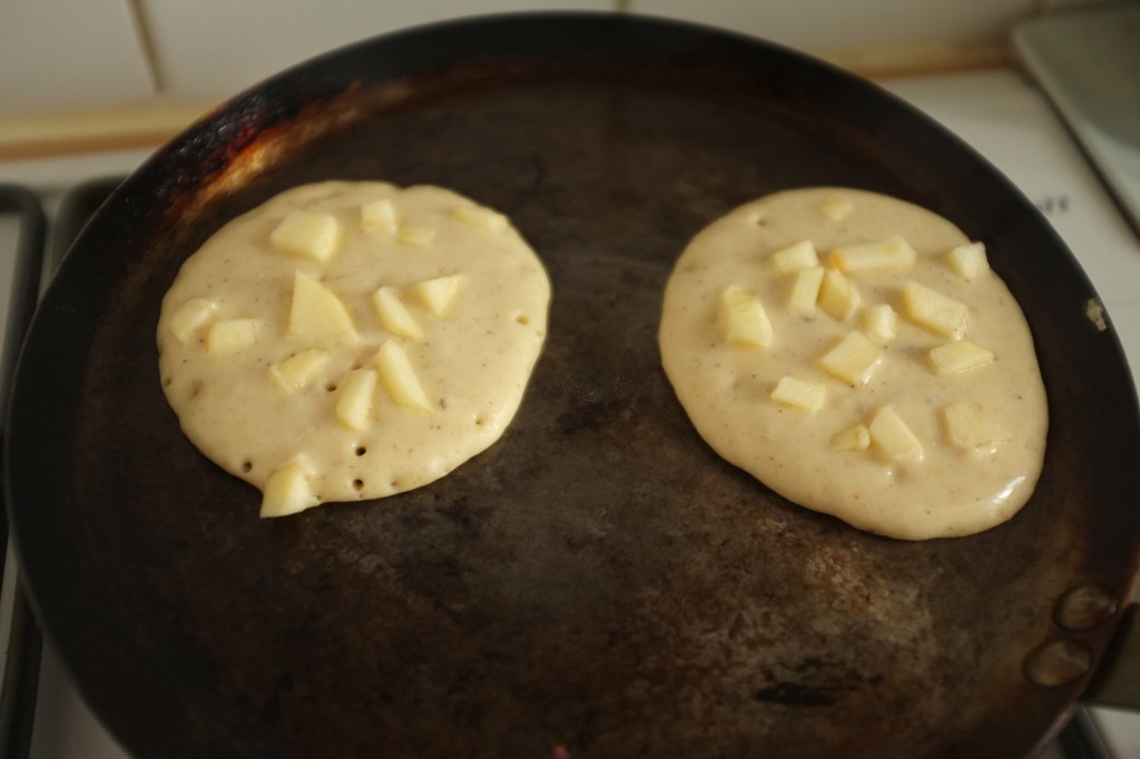 Les morceaux de pomme sont tout petits, ainsi ils cuisent aussi avec les pancakes