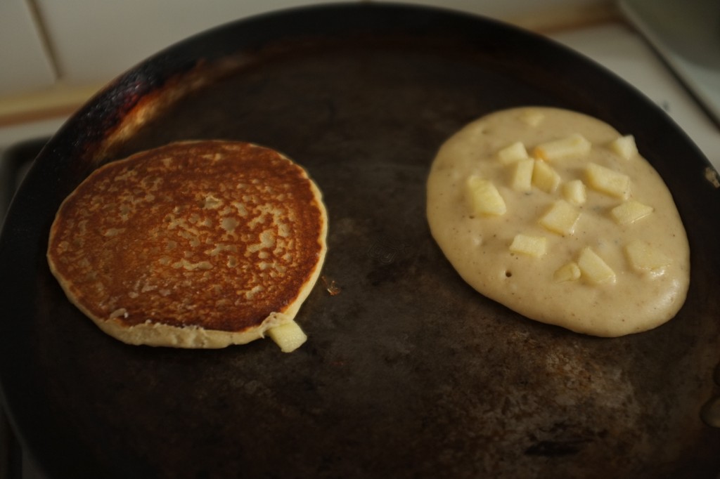 les petites bulles dans la pâte indique qu'il faut retourner le pancake