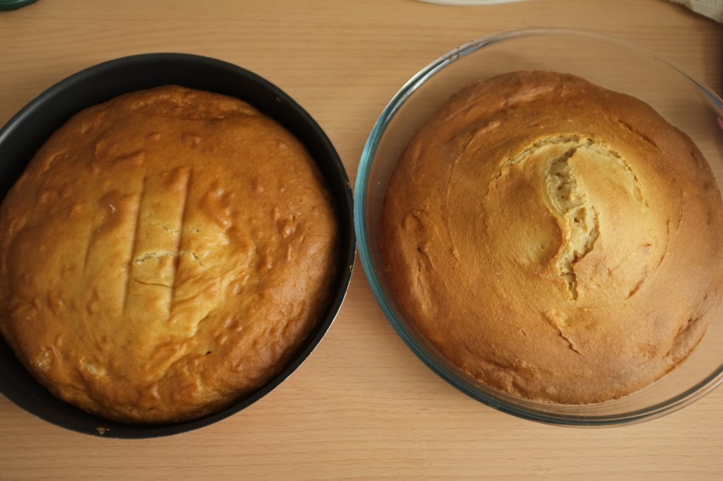 Les deux gâteaux, curieusement celui qui a le dôme est celui qui a cuit sur a grille du dessous... mystère!