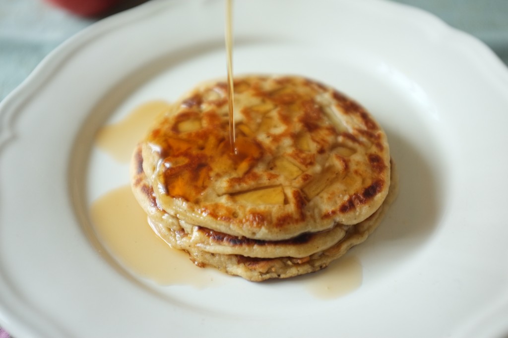 Les pancakes à la pomme servis tièdes et arrosé de sirop d'érable...