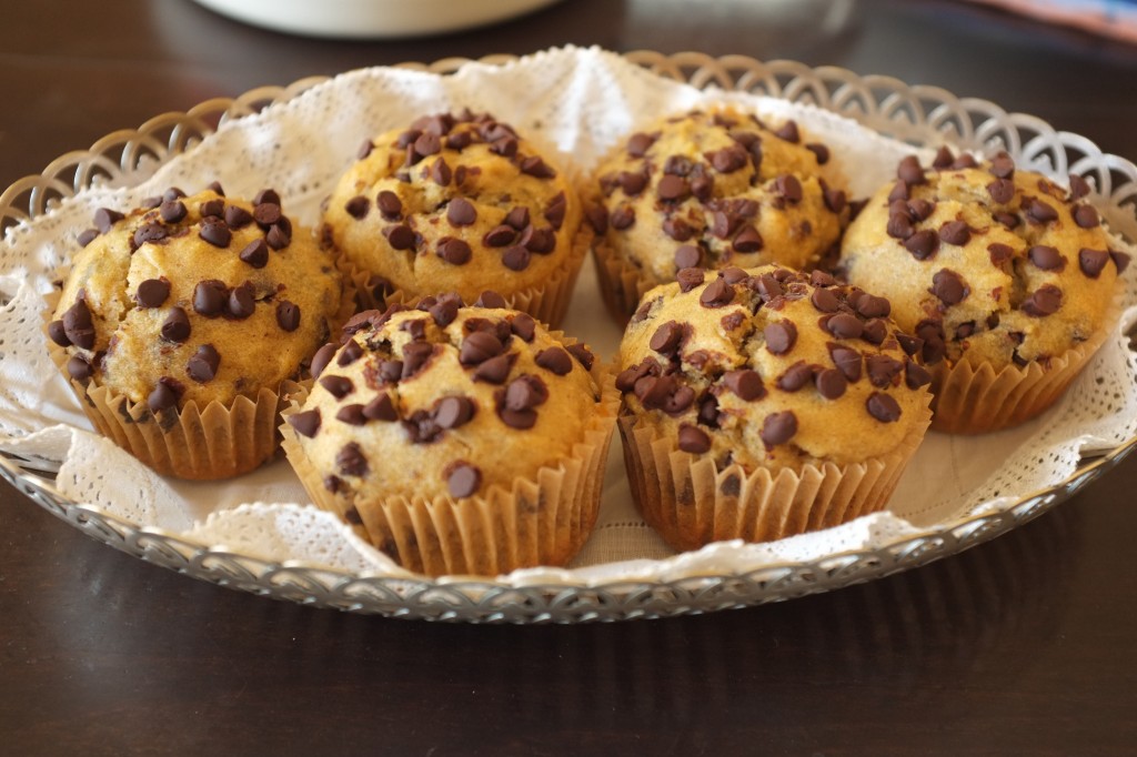 Les muffins aux pépites aux chocolat encore tièdes pour le petit déjeuner