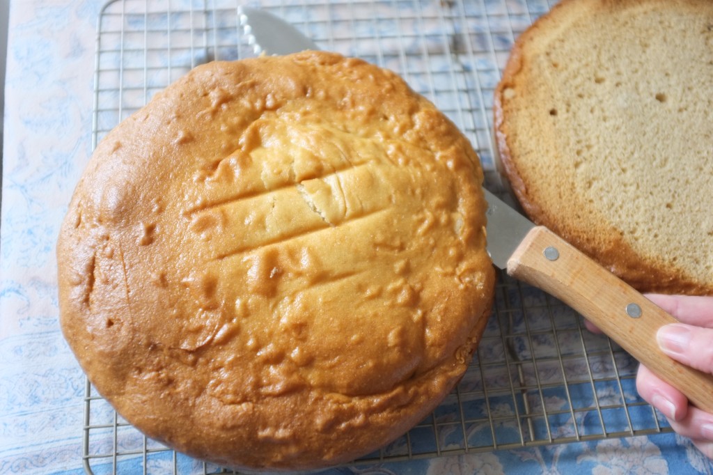 Le dessus des gâteaux est coupé avec un couteau à pain